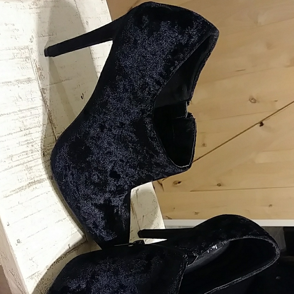 Shoes - Picture 2 of 3